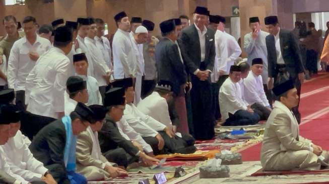 Presiden Prabowo Subianto bersama sejumlah jajaran anggota kabinetnya sesaat sebelum melaksanakan Salat Iduladha di Masjid Istiqlal, Jakarta, Jumat (6/6/2025). [Suara.com/Novian]
