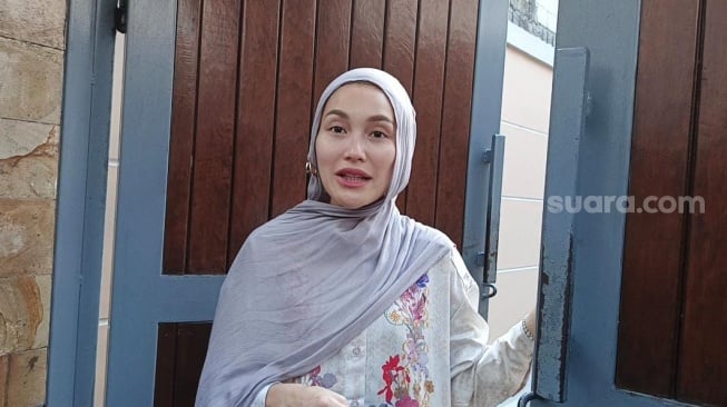 Ayu Ting Ting ditemui saat perayaan Idul Adha 2025 di rumahnya yang berada di kawasan Depok, Jawa Barat pada Jumat, 6 Juni 2025. [Suara.com/Rena Pangesti]