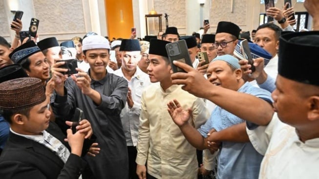 Wapres Gibran dan Keluarga Salat Iduladha di Solo, Warga Berebut Ajak Foto