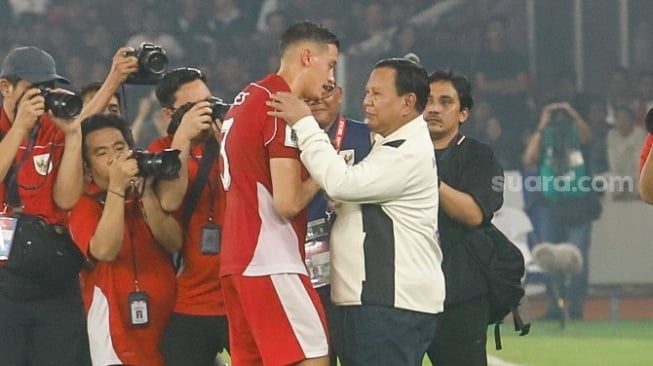 PPresiden RI Prabowo Subianto memberikan selamat kepada Jay Idzes dan pemain Timnas Indonesia lainnya usai pertandingan Grup C putaran ketiga Kualifikasi Piala Dunia 2026 zona Asia antara Indonesia melawan China di Stadion Utama Gelora Bung Karno, Jakarta, Kamis (5/6/2025). [Suara.com/Alfian Winanto]