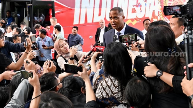 Patrick Kluivert dan pemain Timnas Indonesia usai bertemu Presiden Prabowo Subianto di Jalan Kertanegara Nomor IV, Kebayoran Baru, Jakarta Selatan, Jumat (6/6/2025). [PSSI]