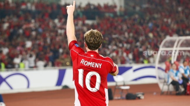 Pesepak bola Timnas Indonesia Ole Romeny berselebrasi usai mencetak gol ke gawang China dalam pertandingan Grup C putaran ketiga Kualifikasi Piala Dunia 2026 zona Asia antara Indonesia melawan China di Stadion Utama Gelora Bung Karno, Jakarta, Kamis (5/6/2025). [Suara.com/Alfian Winanto]