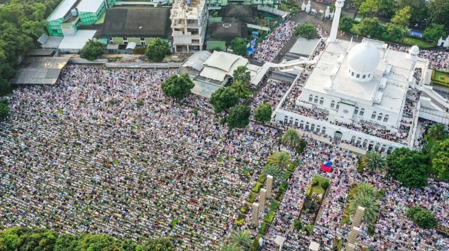Foto udara umat Islam melaksanakan shalat Idul Adha 1446 H di Masjid Agung Al Azhar, Jakarta, Jumat (6/6/2025). [ANTARA FOTO/Sulthony Hasanuddin/nym]