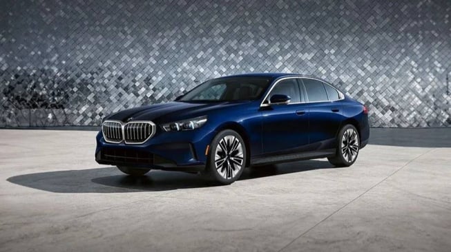 BMW 5 Series Sedan [oto.com]