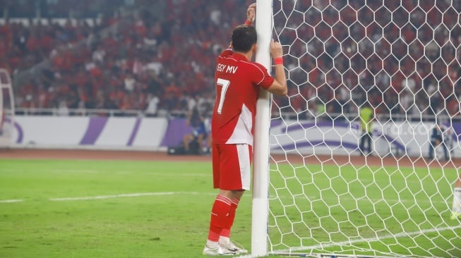 Kespresi Pesepak bola Timnas Indonesia Egy Maulana Vikri saat gagal mencetak gol dalam pertandingan Grup C putaran ketiga Kualifikasi Piala Dunia 2026 zona Asia antara Indonesia melawan China di Stadion Utama Gelora Bung Karno, Jakarta, Kamis (5/6/2025). [Suara.com/Alfian Winanto]
