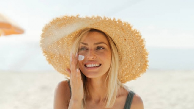 7 Rekomendasi Skincare Mengandung Lactic Acid untuk Mengencangkan dan Mencerahkan Wajah