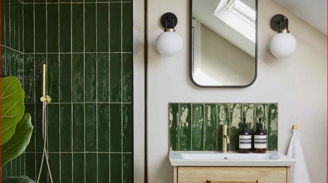 Desain Kamar Mandi cream dan hijau [Housebeautiful.com] 