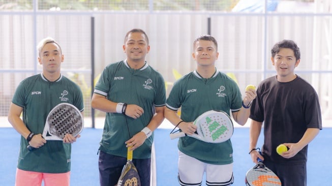 Selebriti seperti Ikmal Tobing, Ade Govinda, Handika Pratama, dan Nicky Tirta tergabung dalam komunitas PadelBro. [Instagram]