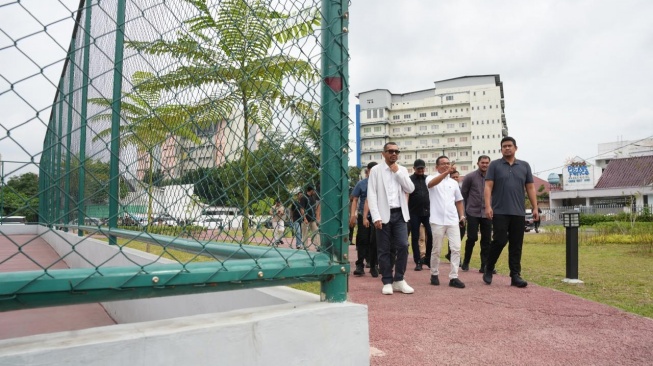 Gubernur Sumut Bobby Nasution dan Exco PSSI Arya Sinulingga meninjau lapangan untuk sarana Training Center Timnas Indonesia U-17, Sabtu 7 Juni 2025. [dok Istimewa]