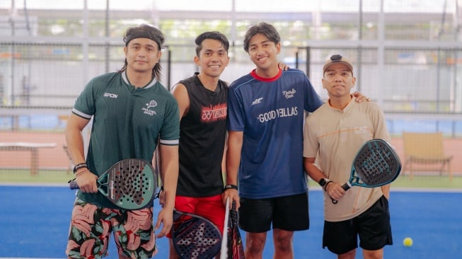 Selebriti seperti Harris Vriza, Ajun Perwira, dan Aan Story tergabung dalam komunitas PadelBro. [Instagram]