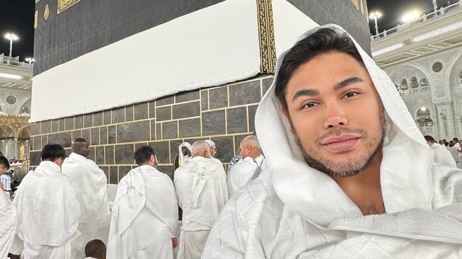 Resmi Bergelar Haji, Ivan Gunawan Lupa Kini Berkepala Plontos