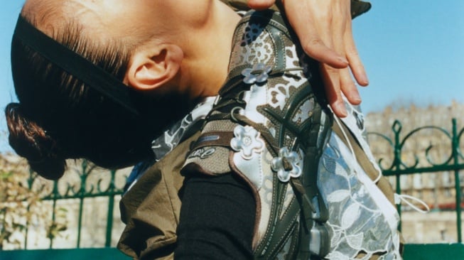 Kolaborasi Asics dan Cecilie Bahnsen Hadirkan Sepatu Sporty dengan Sentuhan Fashion yang Memukau