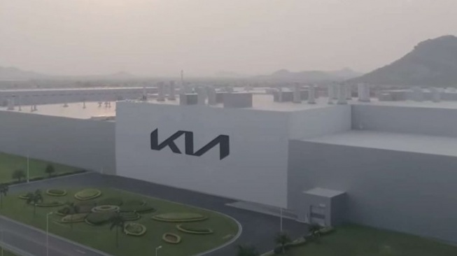 Ilustrasi pabrik KIA dengan desain logo baru yang lebih tegas. (Foto: Istimewa)