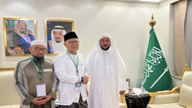 Ketua MUI Bidang Dakwah dan Ukhuwah, KH Muhammad Cholil Nafis bersama Menteri Haji Arab Saudi Tawfiq F Al Rabiah. [Ist]