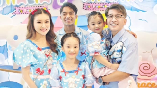 Beda Sikap Ruben Onsu dan Sarwendah Posting Kebersamaan di Ultah Anak