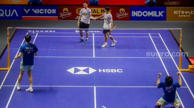 Ekspres Pebulu Tangkis Ganda Putra Indonesia Sabar Karyaman Gutama dan Moh Reza Pahlevi Isfahani usai dikalahkan Pebulu Tangkis Korea Selatan Kim Won Ho dan Seo Seung Jae di Babak Final Indonesia Open 2025 di Istora Senayan, Jakarta, Minggu (8/6/2025). [Suara.com/Alfian Winanto]