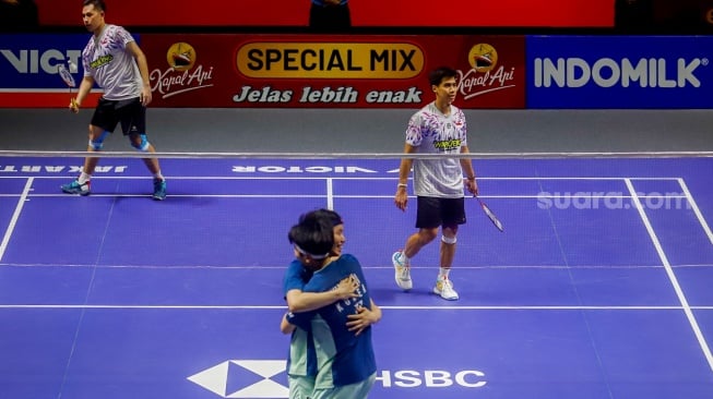 Ekspres Pebulu Tangkis Ganda Putra Indonesia Sabar Karyaman Gutama dan Moh Reza Pahlevi Isfahani usai dikalahkan Pebulu Tangkis Korea Selatan Kim Won Ho dan Seo Seung Jae di Babak Final Indonesia Open 2025 di Istora Senayan, Jakarta, Minggu (8/6/2025). [Suara.com/Alfian Winanto]