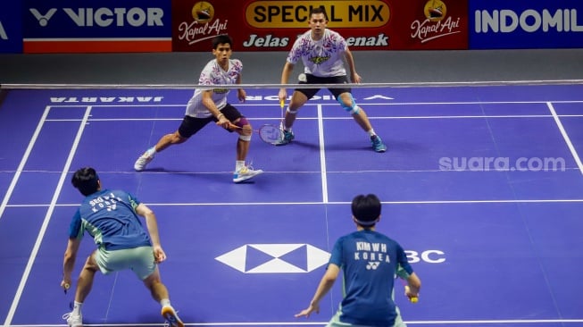 Pebulu Tangkis Ganda Putra Indonesia Sabar Karyaman Gutama dan Moh Reza Pahlevi Isfahani saat bertanding melawan Pebulu Tangkis Korea Selatan Kim Won Ho dan Seo Seung Jae di Babak Final Indonesia Open 2025 di Istora Senayan, Jakarta, Minggu (8/6/2025). [Suara.com/Alfian Winanto]