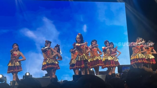 Anime Festival Asia Indonesia (AFAID) 2025 di hari kedua yang digelar di Jakarta Convention Center (JCC) menampilkan idol grup JKT48. [Suara.com/Rina Anggraeni]