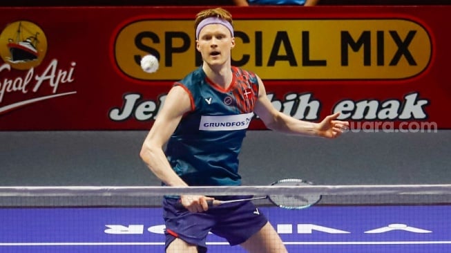 Pebulu Tangkis Tunggal Putra Denmark Anders Antonsen saat berhadapan dengan Pebulu Tangkis Taiwan Chou Tien Chen di Babak Final Indonesia Open 2025 di Istora Senayan, Jakarta, Minggu (8/6/2025). [Suara.com/Alfian Winanto]