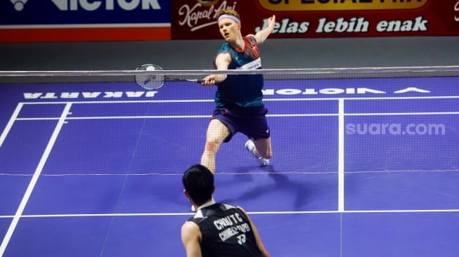 Pebulu Tangkis Tunggal Putra Denmark Anders Antonsen saat berhadapan dengan Pebulu Tangkis Taiwan Chou Tien Chen di Babak Final Indonesia Open 2025 di Istora Senayan, Jakarta, Minggu (8/6/2025). [Suara.com/Alfian Winanto]