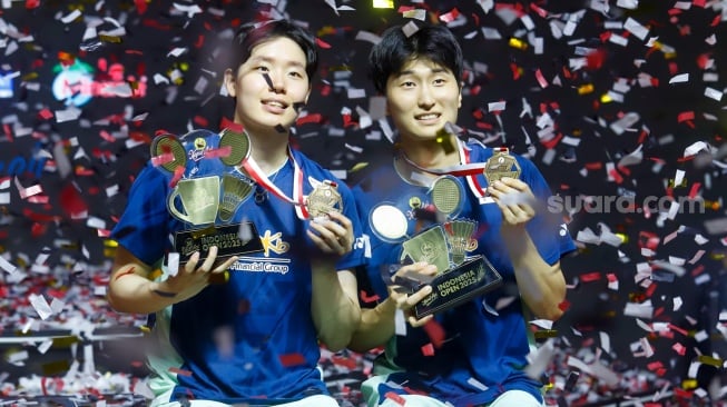 Pebulu Tangkis Ganda Putra Korea Selatan Kim Won Ho dan Seo Seung Jae berpose di podium usai bertanding melawan Ganda Putra Indonesia di Babak Final Indonesia Open 2025 di Istora Senayan, Jakarta, Minggu (8/6/2025). [Suara.com/Alfian Winanto]