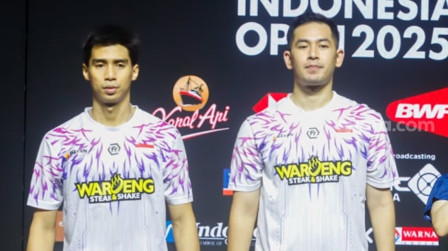 Pebulu Tangkis Ganda Putra Indonesia Sabar Karyaman Gutama dan Moh Reza Pahlevi Isfahani berpose diatas podium usai bertanding melawan Pebulu Tangkis Korea Selatan Kim Won Ho dan Seo Seung Jae di Babak Final Indonesia Open 2025 di Istora Senayan, Jakarta, Minggu (8/6/2025). [Suara.com/Alfian Winanto]