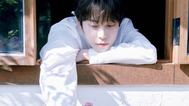 Hangatkan Hati, Doyoung Hidupkan Suasana Musim Panas di Teaser MV Memory