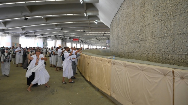 Jamaah haji melempar jumrah Aqabah di Mina, Makkah, Arab Saudi, Jumat (6/6/2025). [ANTARA FOTO/Andika Wahyu/foc]