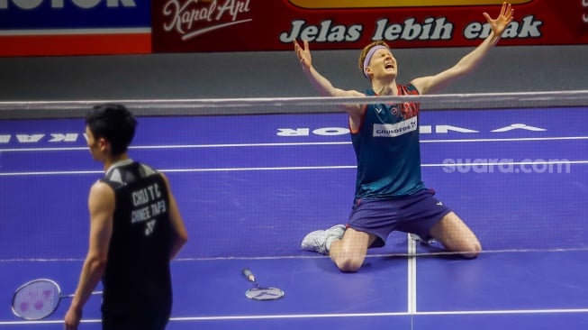 Ekspresi Pebulu Tangkis Tunggal Putra Denmark Anders Antonsen usai memenangkan pertandingan melawan Pebulu Tangkis Taiwan Chou Tien Chen di Babak Final Indonesia Open 2025 di Istora Senayan, Jakarta, Minggu (8/6/2025). [Suara.com/Alfian Winanto]