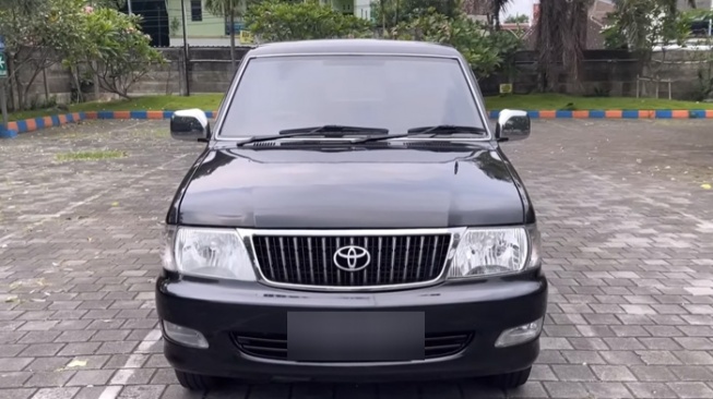 Toyota Kijang (2003). Mobil keluarga bekas di kelas ini banyak diburu karena dinilai sangat fungsional tanpa harus mengorbankan kenyamanan. [YouTube Rudy Heriyanto]