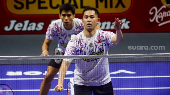 Pebulu Tangkis Ganda Putra Indonesia Sabar Karyaman Gutama dan Moh Reza Pahlevi Isfahani saat bertanding melawan Pebulu Tangkis Korea Selatan Kim Won Ho dan Seo Seung Jae di Babak Final Indonesia Open 2025 di Istora Senayan, Jakarta, Minggu (8/6/2025). [Suara.com/Alfian Winanto]