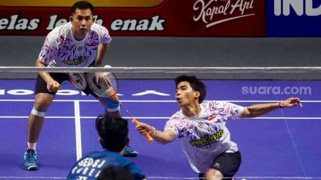 Pebulu Tangkis Ganda Putra Indonesia Sabar Karyaman Gutama dan Moh Reza Pahlevi Isfahani saat bertanding melawan Pebulu Tangkis Korea Selatan Kim Won Ho dan Seo Seung Jae di Babak Final Indonesia Open 2025 di Istora Senayan, Jakarta, Minggu (8/6/2025). [Suara.com/Alfian Winanto]