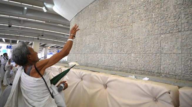 Jamaah haji melempar jumrah Aqabah di Mina, Makkah, Arab Saudi, Jumat (6/6/2025). [ANTARA FOTO/Andika Wahyu/foc]
