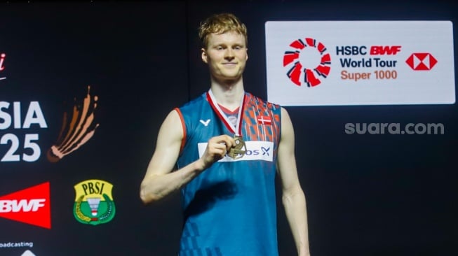 Pebulu Tangkis Tunggal Putra Denmark berpose diatas podium usai bertanding melawan Pebulu Tangkis Taiwan Chou Tien Chen di Babak Final Indonesia Open 2025 di Istora Senayan, Jakarta, Minggu (8/6/2025). [Suara.com/Alfian Winanto]