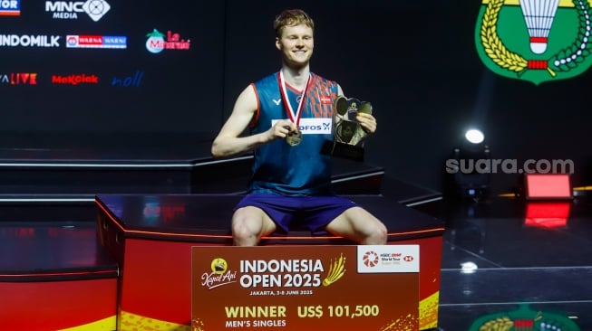 Pebulu Tangkis Tunggal Putra Denmark berpose diatas podium usai bertanding melawan Pebulu Tangkis Taiwan Chou Tien Chen di Babak Final Indonesia Open 2025 di Istora Senayan, Jakarta, Minggu (8/6/2025). [Suara.com/Alfian Winanto]