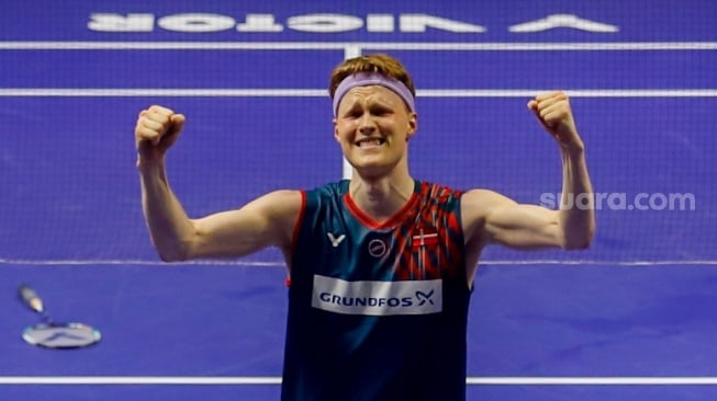 Ekspresi Pebulu Tangkis Tunggal Putra Denmark Anders Antonsen usai memenangkan pertandingan melawan Pebulu Tangkis Taiwan Chou Tien Chen di Babak Final Indonesia Open 2025 di Istora Senayan, Jakarta, Minggu (8/6/2025). [Suara.com/Alfian Winanto]