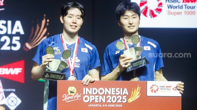Pebulu Tangkis Ganda Putra Korea Selatan Kim Won Ho dan Seo Seung Jae berpose di podium usai bertanding melawan Ganda Putra Indonesia di Babak Final Indonesia Open 2025 di Istora Senayan, Jakarta, Minggu (8/6/2025). [Suara.com/Alfian Winanto]