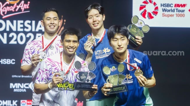 Pebulu Tangkis Ganda Putra Indonesia Sabar Karyaman Gutama dan Moh Reza Pahlevi Isfahani bersama Pebulu Tangkis Korea Selatan Kim Won Ho dan Seo Seung Jae usai bertanding di Babak Final Indonesia Open 2025 di Istora Senayan, Jakarta, Minggu (8/6/2025). [Suara.com/Alfian Winanto]