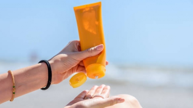 8 Sunscreen Terbaik yang Gak Bikin Wajah Abu-Abu, Bye White Cast!
