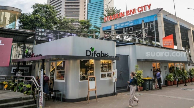 Suasana di Kopi Difabis, Terowongan Kendal, Jakarta, (9/6/2025). [Suara.com/Alfian Winanto]