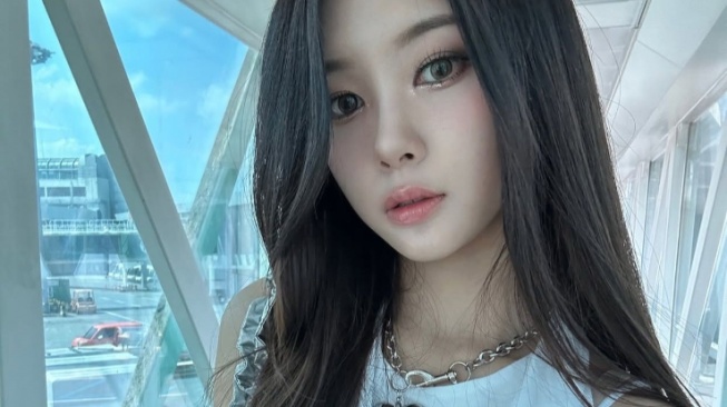 4 Ide OOTD Minimalis ala Kim Dayeon Kep1er, Bisa Disontek untuk Daily Look!