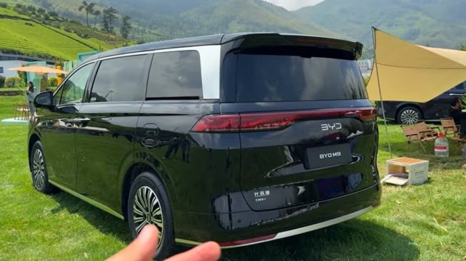 BYD M9 akan diperkenalkan dalam waktu dekat dengan desain mirip Denza D9. [Youtube/Daniel Chavarria]