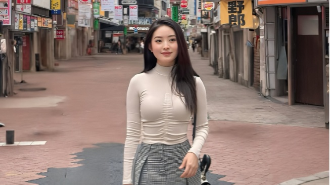 Tampil Girly All Day dengan 6 Mix and Match Outfit Rok ala Natasha Wilona