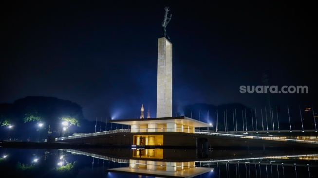 Warga beraktivitas saat malam hari di Taman Lapangan Banteng, Jakarta, Senin (9/6/2025). [Suara.com/Alfian Winanto]