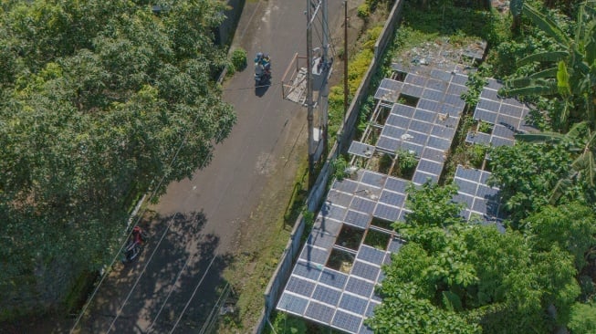 Foto udara panel Pembangkit Listrik Tenaga Surya (PLTS) yang rusak di Ternate, Maluku Utara, Senin (9/6/2025). [ANTARA FOTO/Andri Saputra/bar]