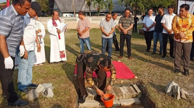 Peletakan batu pertama pembangunan gereja Katolik di Bengkayang, Kalbar, pada Senin (9/6/2025) (Dok.ANTARA/Narwati)