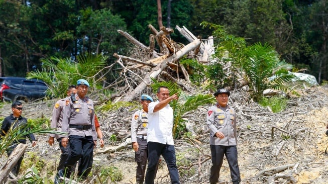 Kapolda Riau Irjen Herry Heryawan saat rilis kasus perusakan hutan lindung di Kabupaten Kampar. Dalam kasus ini, polisi menetapkan empat orang tersangka. (Foto: Dok Ditreskrimum Polda Riau)