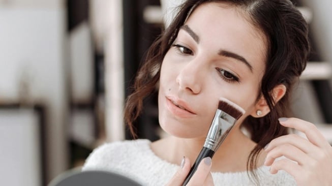 5 Rekomendasi Foundation Mengandung SPF: Wajah Jadi Halus, Tak Khawatir Gosong