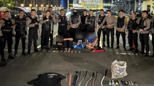 Tim Patroli Presisi Samapta Polres Metro Jakarta Pusat mengamankan empat remaja yang kedapatan membawa senjata tajam di Jalan Kalipasir, Menteng, Jakarta Pusat, Minggu (8/6/2025). (Humas Polres Metro Jakarta Pusat)